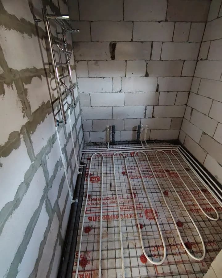 Контуры водяного тёплого пола в помещении без отделки